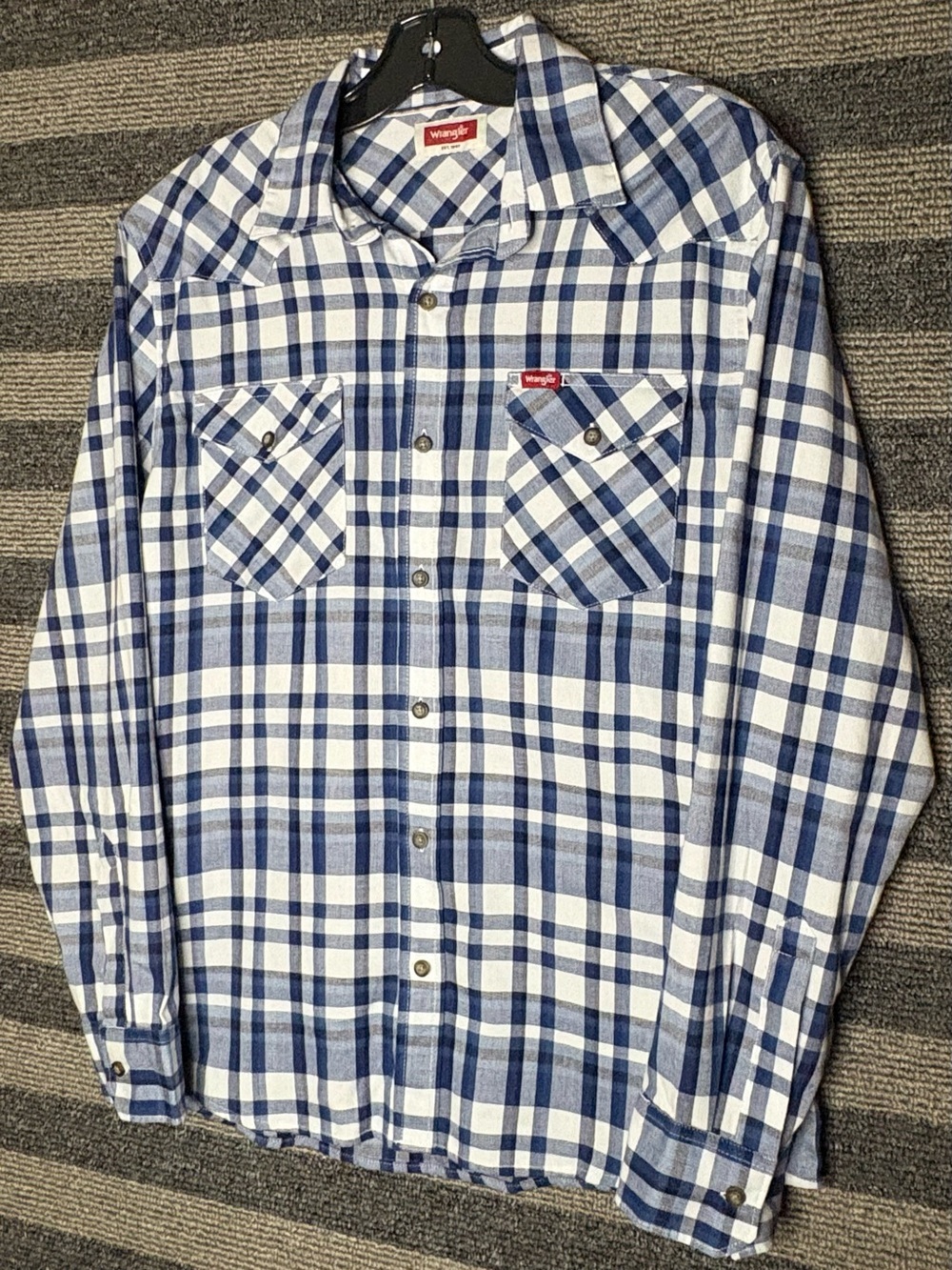 Wrangler Blue and White Plaid Button-Up Western Shirt Men’s Medium EUC